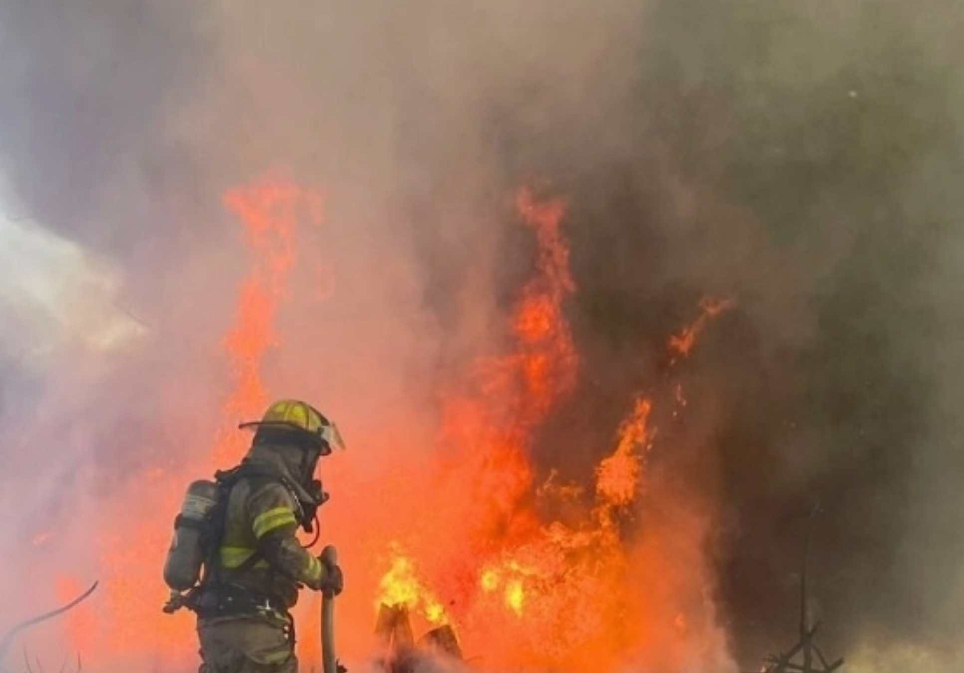 Apagan incendio de llantas en predio baldío de Monterrey